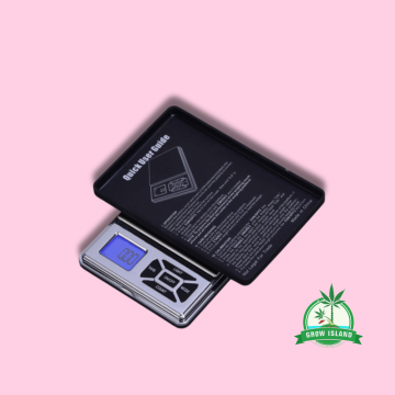 G Scale EQ 100 g - 0,01g with pink background and green Grow Island logo in the right corner